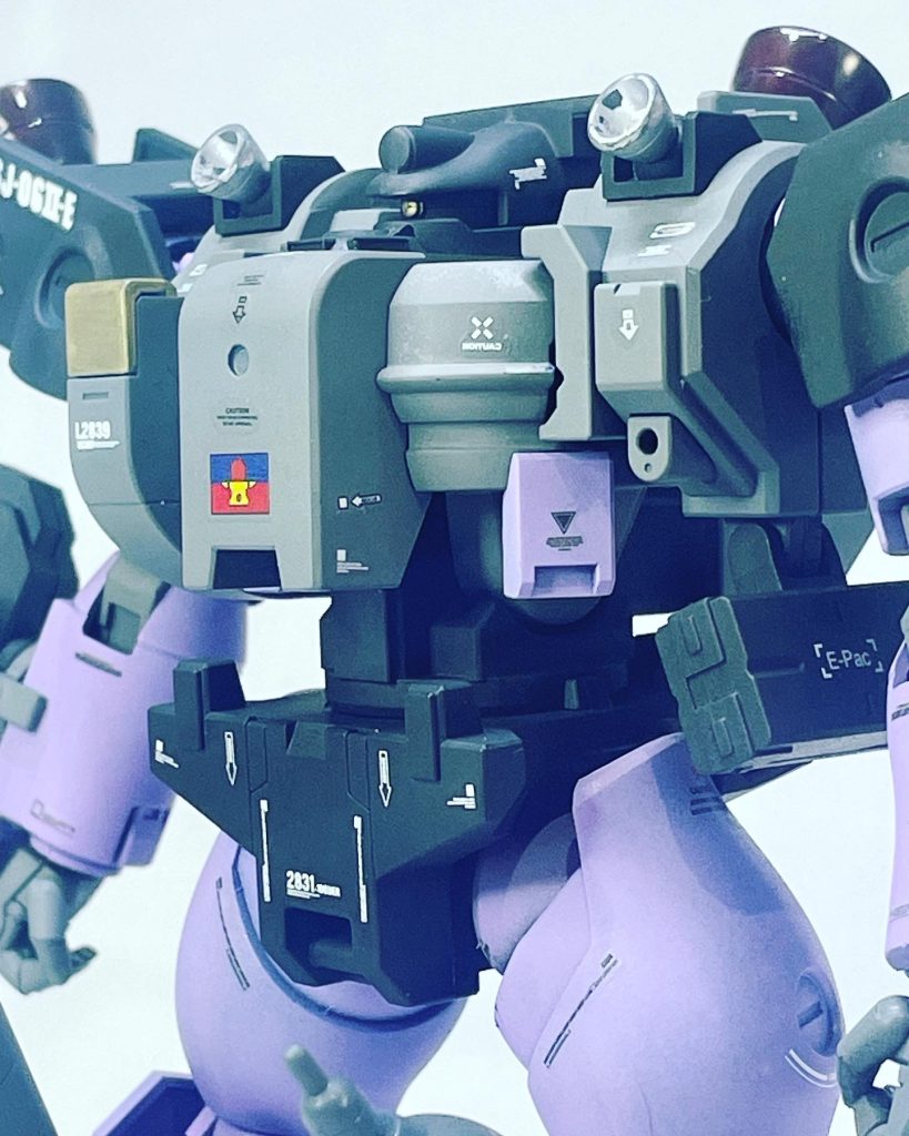 腕が前に行く事でそのまま胸がスライドするこの駒のような体系デザインが好きなんですがこのガンプラはしっかり再現、造型されていて惚れちゃいます。