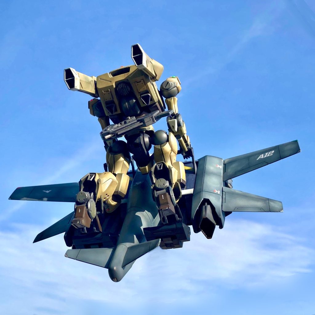 この姿勢でのせるためにステップのアームをプラ板で延長してより後ろにひきだせるようにしました。搭乗時にビームライフルをマウントできるように、腰のリアアーマーにウェポンラッチを追加してあります。