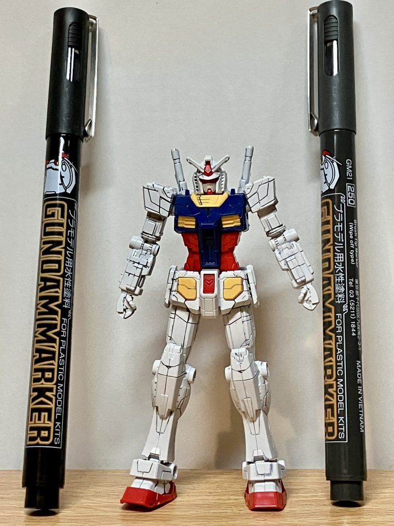 そういえば、白いパーツにスミ入れするなら黒？グレー？どっちがいいんだ？って思い立ったので左右半身ずつ拭き取りタイプの黒とグレーでスミ入れしています肉眼ではグレーの方が自然かな？と思うのですが、写真になると黒じゃないとよく分からん感じがします結局どっちがいいんですかね…？