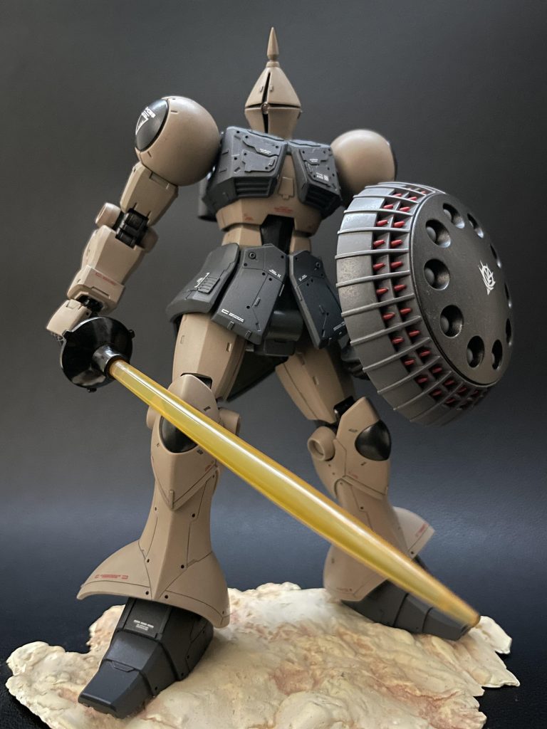 廃材(石膏)に絵の具でペイントし地上に立つギャンを表現しました🖌