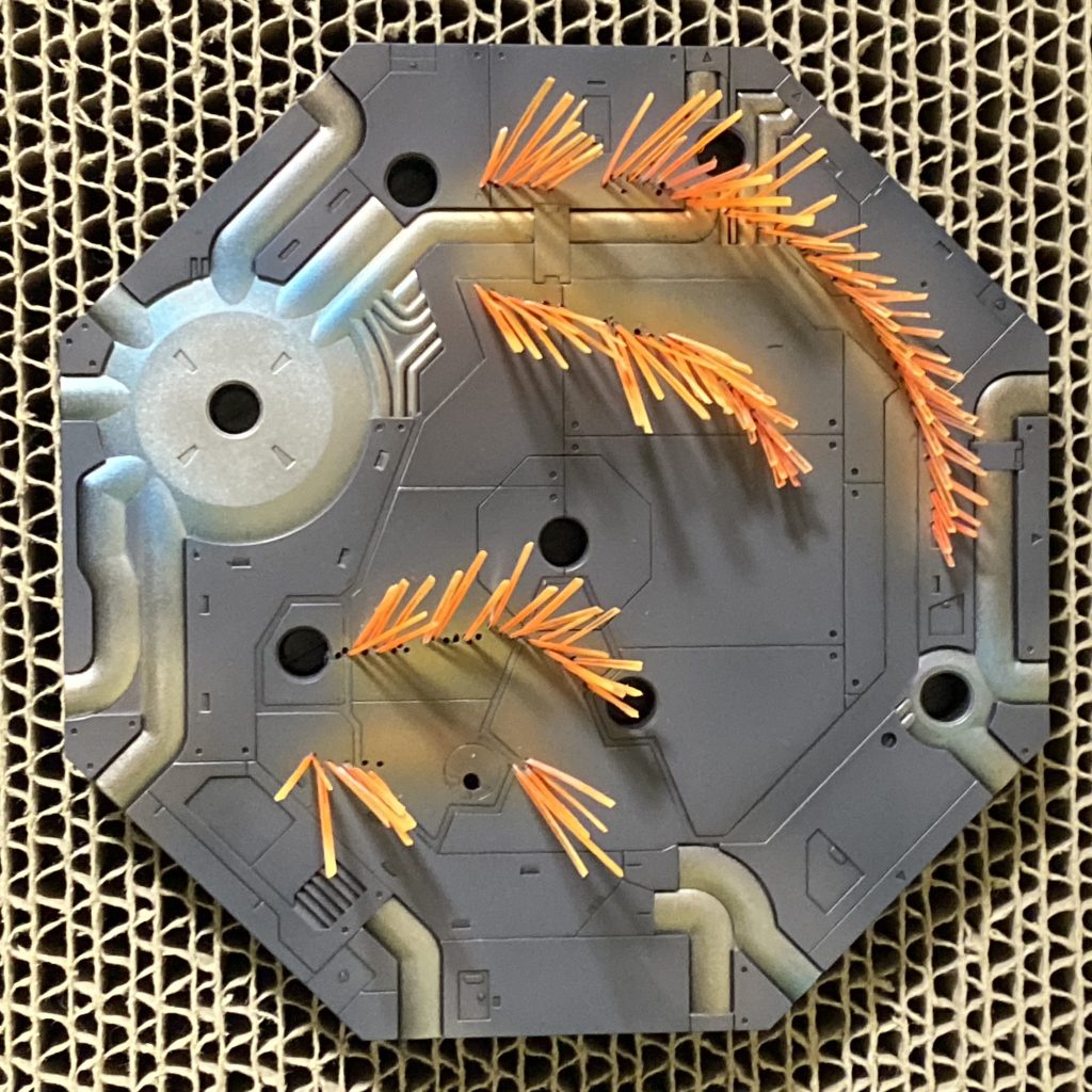 台座は使わなくなった黒いアクションベースを使用。まず足の位置を決めて足型を鉛筆でなぞり、周囲と航跡をピンバイスで穴だらけに。銀塗装してからパイプをマスキングし、蛍光色で航跡を塗装、最後にメカサフを吹いています。飛び散る火花は透明プラ板を千切りにして蛍光グラデ塗装して突き立てました。以上、長文にお付き合い頂いた方、ありがとうございました。方向性がフワフワして想定外に制作期間が長くなってしまったのは誤算でしたが、なんとか満足いく形に収まりました。カプルのロケットパンチの相手が欲しいので、次はターンA、ターンXを上期完成目処で進めていきます。