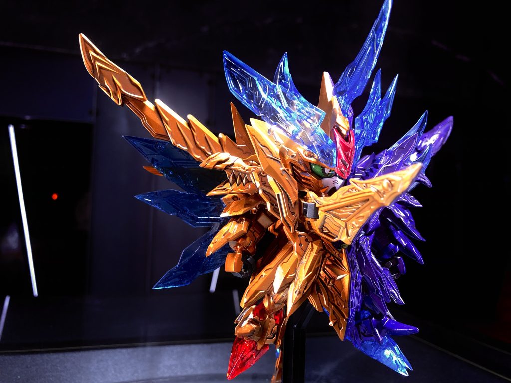 クリアブルーの追加のツノと足裏はクリアレジンを流して穴埋めしています。