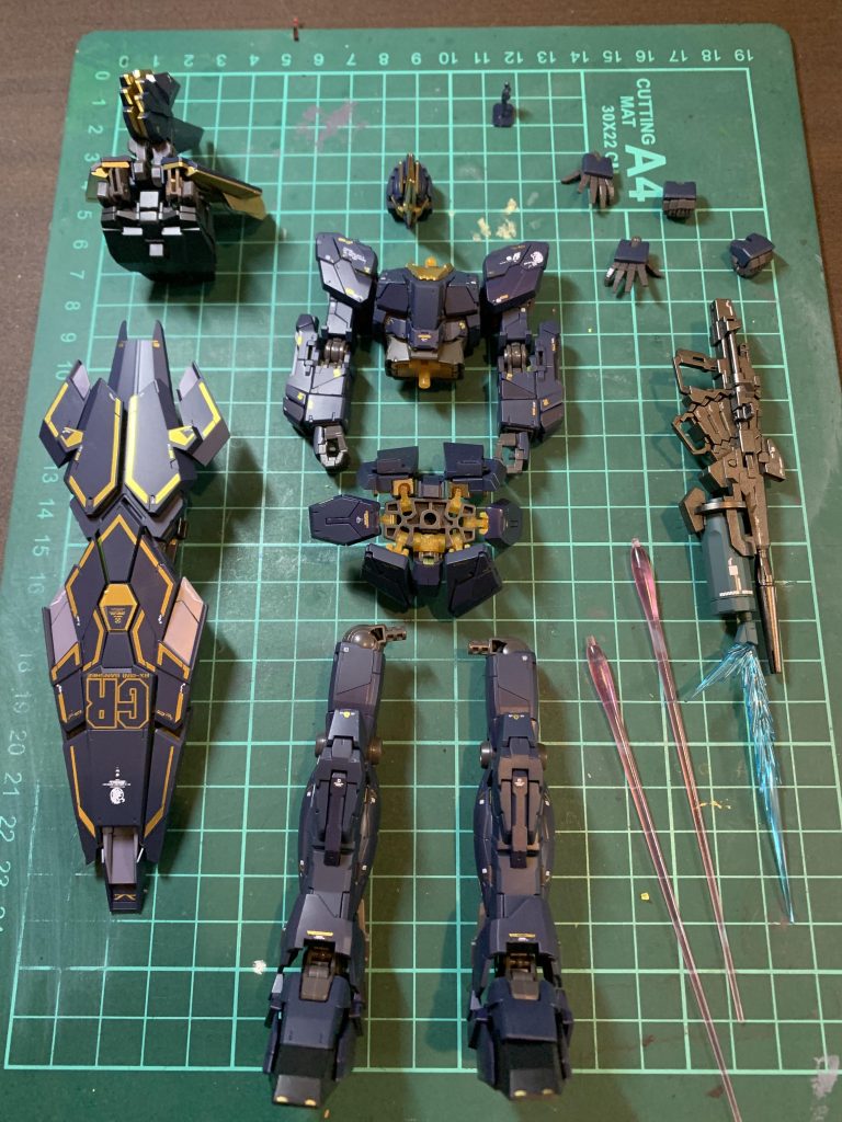 各パーツ完成です。こう見ると少ない物量ですが、小さいパーツがびっちり詰まっています。