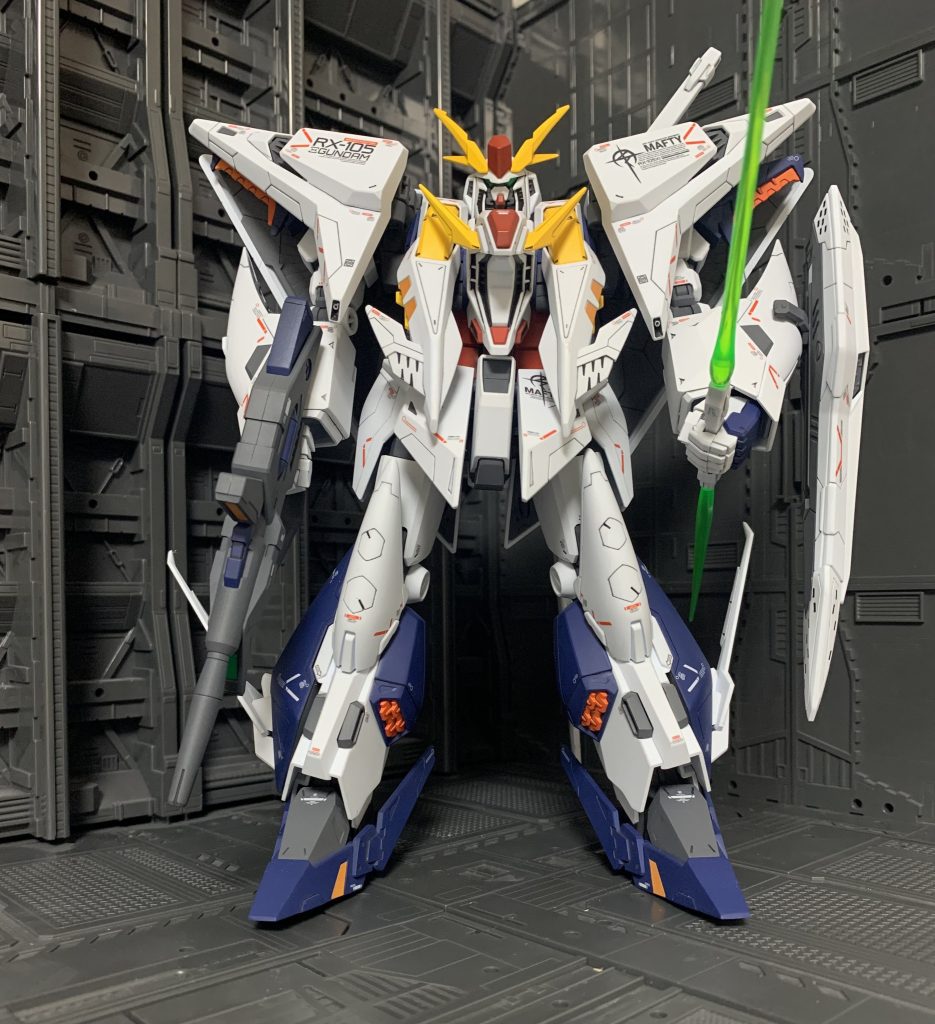 正面から。ダクトなどの細かい箇所は筆塗りしています。ホイルシールも一部使用しています。