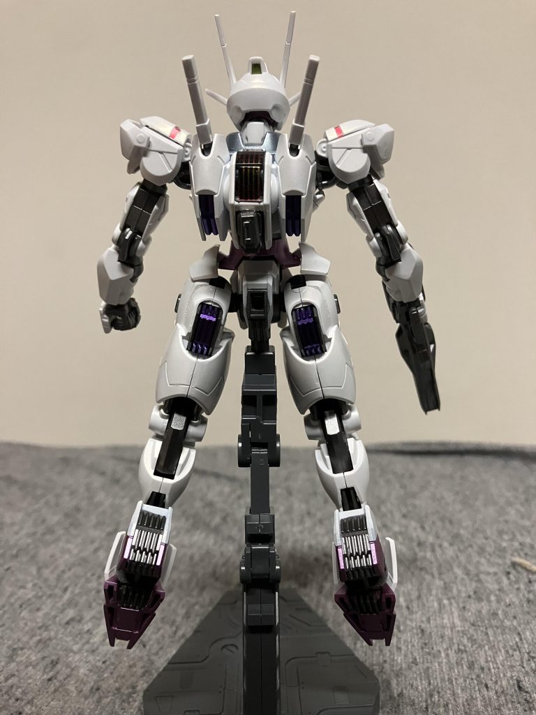 背面バックパックも白に