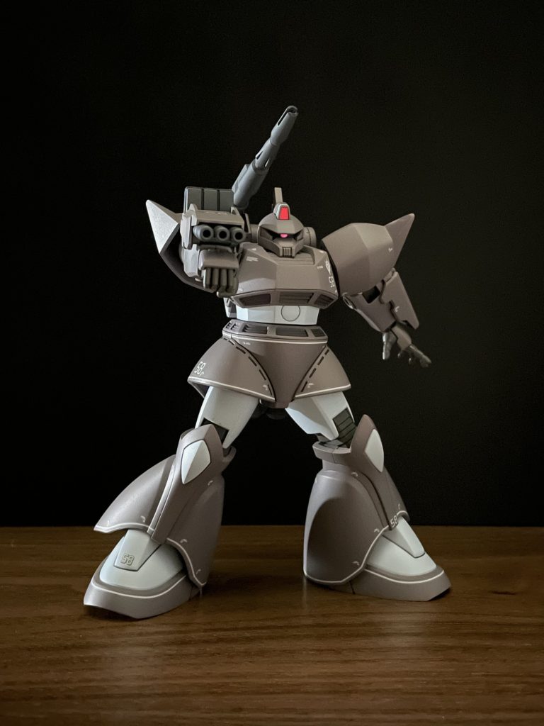 ラインマーキングは塗装でやると失敗しそうでしたので、デカールで再現しました。キットの形状に合ったデカールが無かったので、時間がかかりましたがマークセッターで少しずつデカールを曲げながら貼っていきました。