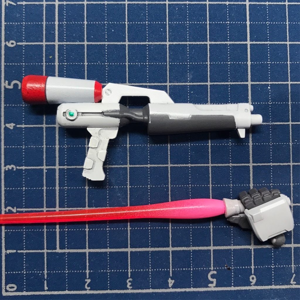 握り手とビームサーベルが一体化したハンドが好きです。ビームの刃だけクリアパーツに変更しました。