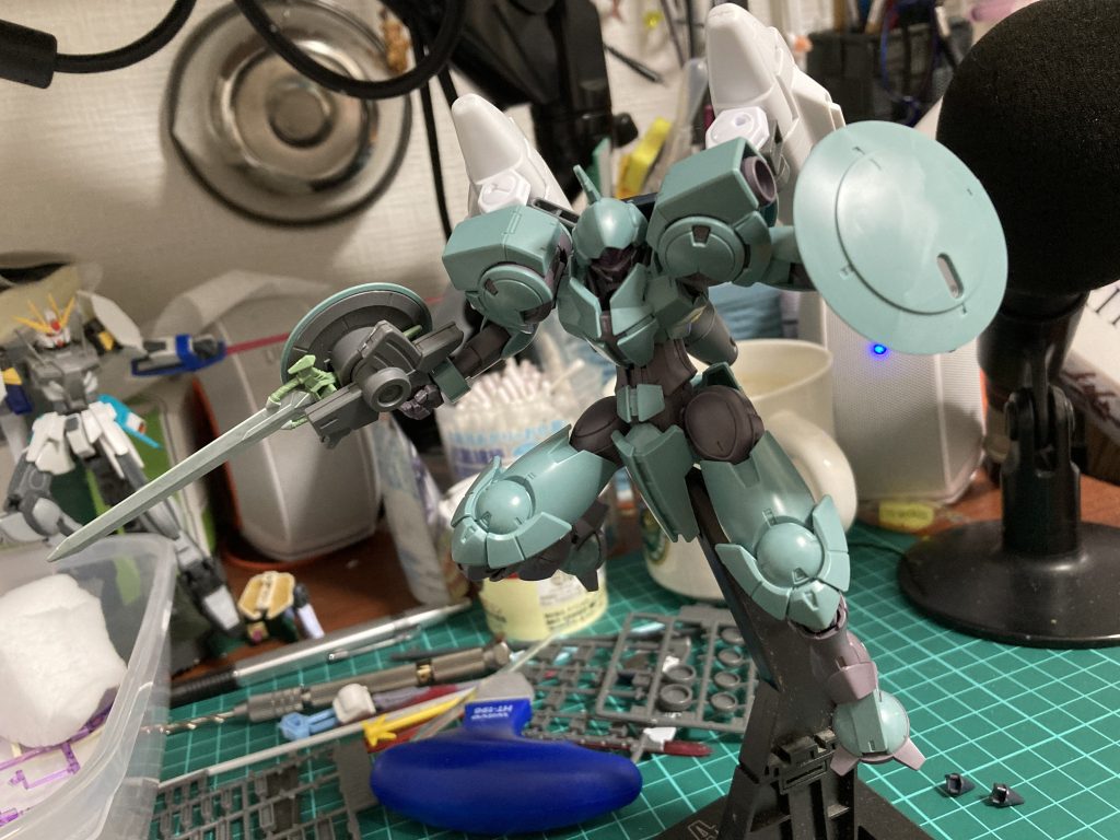 後ろでえぇっ!?みたいにしてる人は制作途中です。トールギスのブースターは接続するためにランナータグとポリキャップで接続&可動するように軸受を作りました。