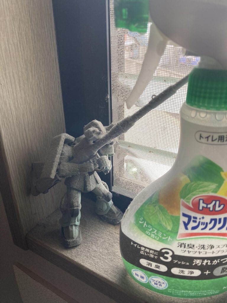 ガンスタはガンプラであることが掲載の条件ですが、このザクはモビルスーツインアクションのフィギュアです。本来なら規約違反かもしれませんが、超電磁スナイパーライフルは1/144HG陸戦ジムのバズーカと1/100MGザクに付属のマゼラトップ砲、その他諸々のジャンクパーツを組み合わせたモノなので規約内ということで♪登場するデューク・ホンゴウ、ヒュームはゴルゴ13のパロディで、内容は全てオッサンの妄想です。尚、凍結した様な表現は約20年間トイレで放置した埃汚れの賜物です(´・ω・)