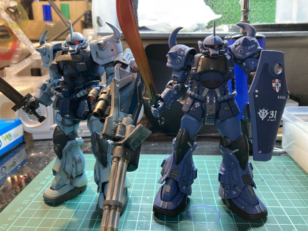 1年前に初めて作ったHGグフカスと並べてみる。