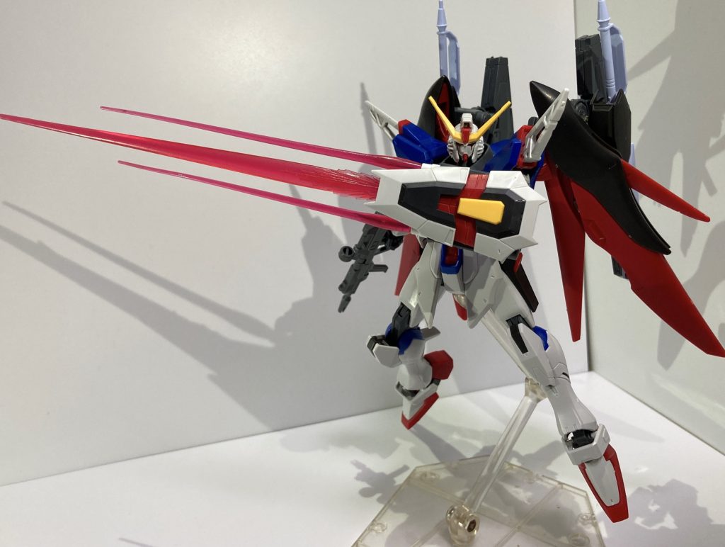 プロヴィデンスガンダムの複合兵装防盾が好きなので、それを意識してアンチビームシールドに大型ビームサーベルとビームサーベルを2本内蔵