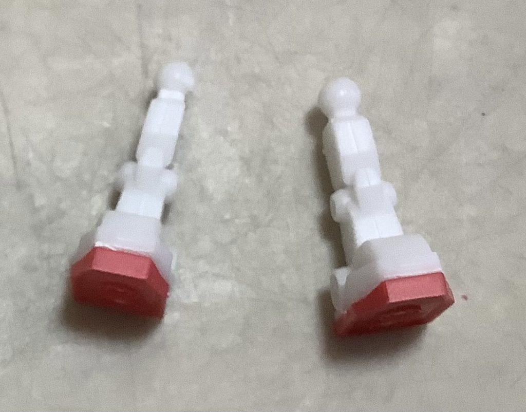 上半身が終わったので下半身にもいきましょう。足も腕と同じく赤パーツ以外はそのままランナーにくっついていて、ひざで可動はしません。縦にまっすぐパーティングラインが発生するので、気になる人は消したほうが良いかもしれません。