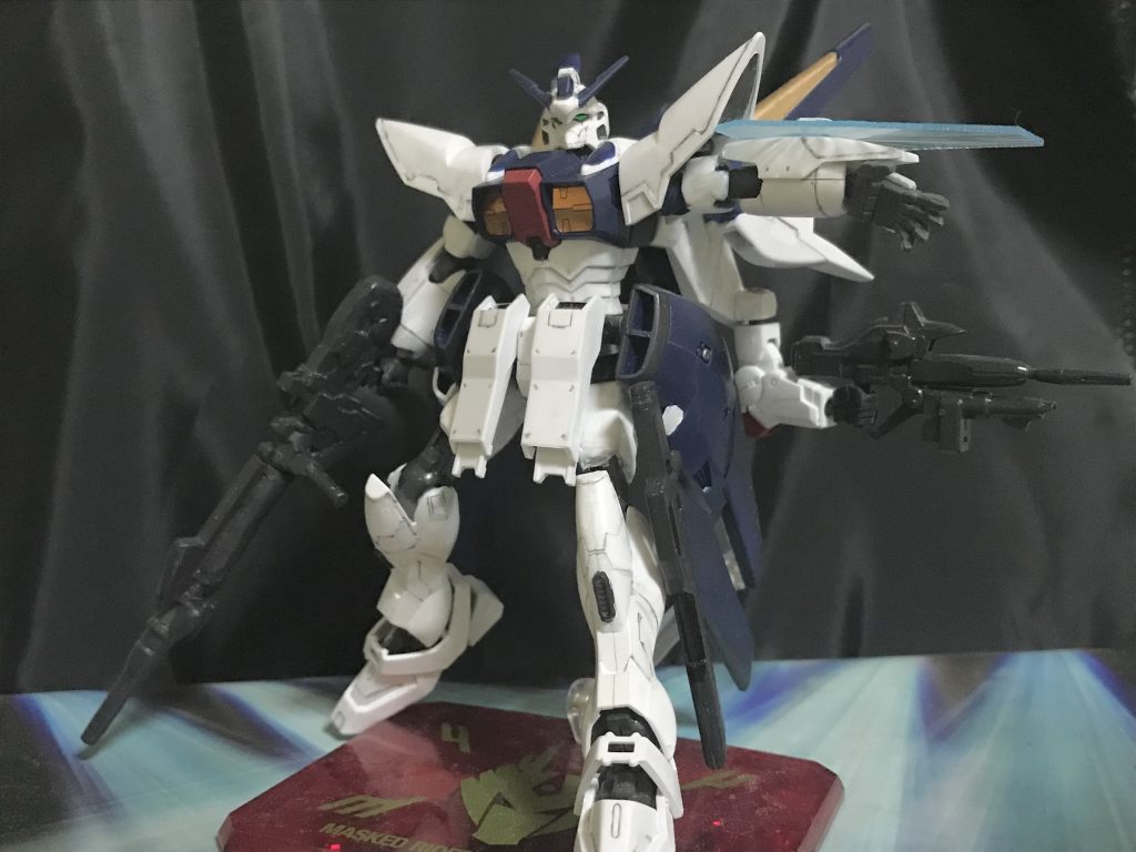 サブ武装:V(ヴァリアブル)アームズ背部に搭載されたサブアームであり搭載火器を利用したファンネルやインコムとしての使用、ビームシールドなどの展開ができる