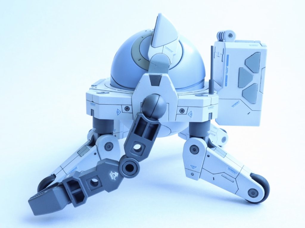 脚部やコンテナにもスジ彫りを施しました。