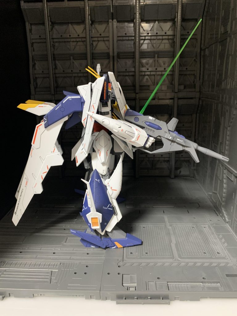 サイドから。スタビライザーの黄色は塗り分けています。シールでは剥がれてしまいそうでしたので。肩の青い箇所は後ハメ加工しています。