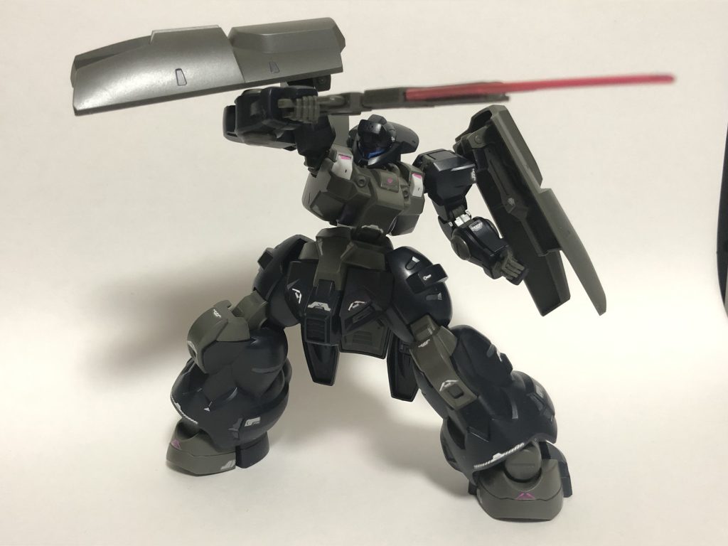 ビーム銃剣を展開!この体型でもガシガシ動きます。