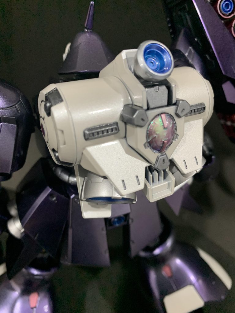 実はバックパックがホワイト、という所が今回一番のお気に入りポイントです😊けっこうゴツいバックパックですが、女性パイロットっぽさというか、シュネーヴァイスみたいなイメージになればいいかな?と。そして円型の部分は勝手ながら「ニュータイプの脳波をサイコミュで受信した時に七色に発光する」という謎な脳内設定を追加し、ハイキューパーツのオーロラシールを初挑戦しました。半球状の所に貼るのは難しい…。なお額の部分にも貼ってありますが下地が白系だと目立たず。