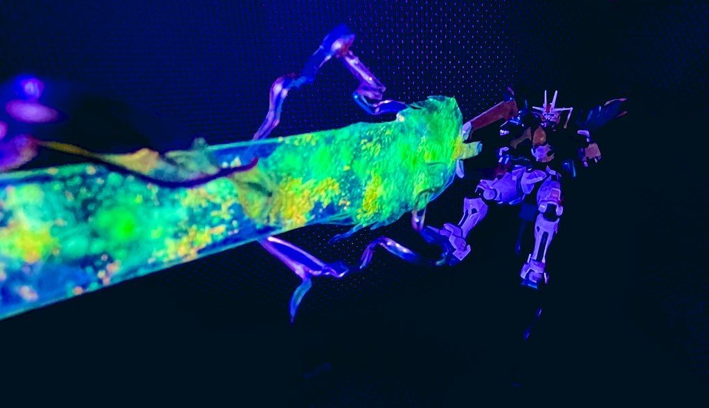 ブラックライトで発光します