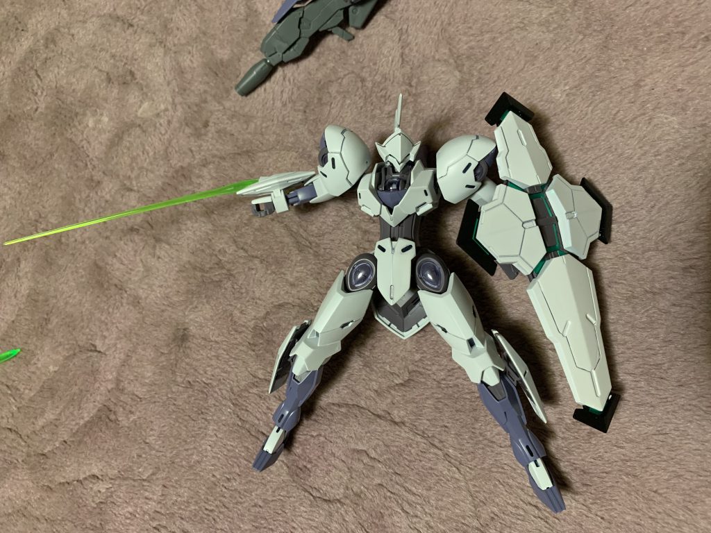 もちろんこっちのビームサーベルも出せますよ（手の甲ポロポロ取れるので左右の腕付け替えた。）