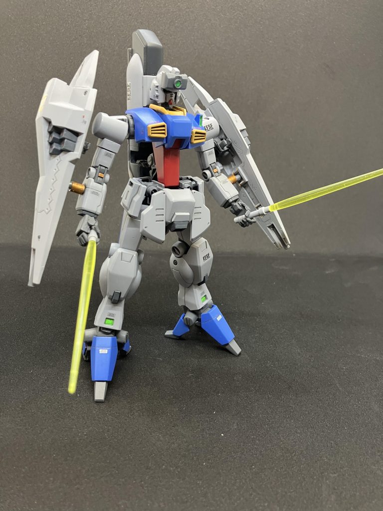 装備その2、シールド裏にサーベルを合計四本装備しています。ちなみに頭部はバイザーを上下することが可能でガンダムフェイスが露出します。