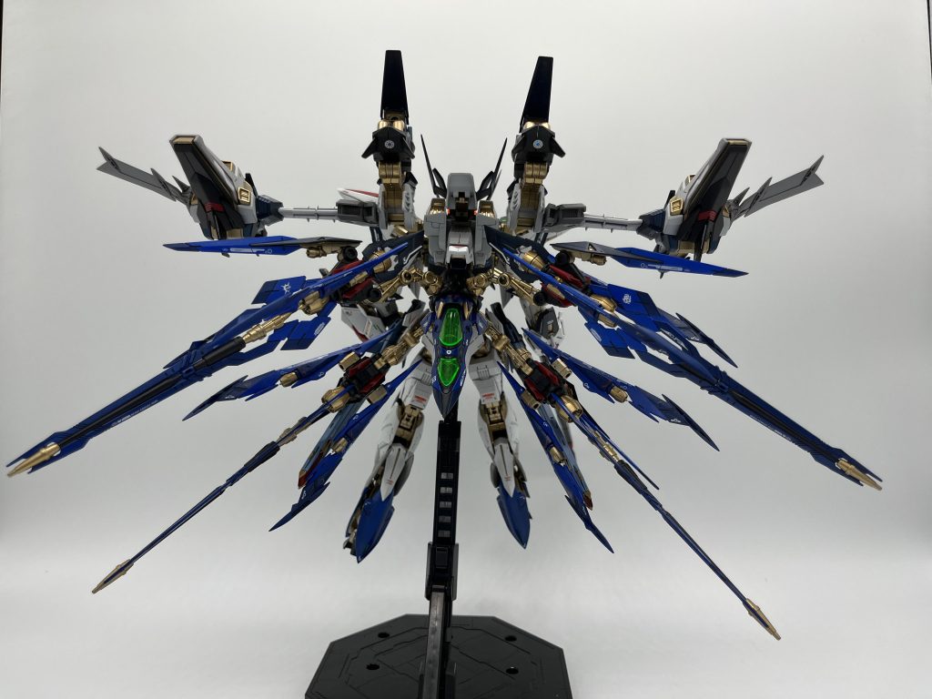 背面アングル画像この画像だけ見るとガンダムとは分かりづらいですねwちょっとマクロス感もあるw