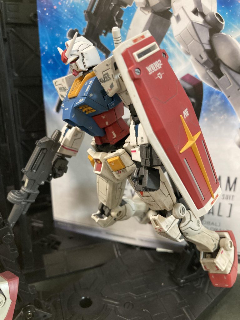 デカールはRGのものを中心に。すじ彫りはBMCタガネ0.2mmで実施しました。