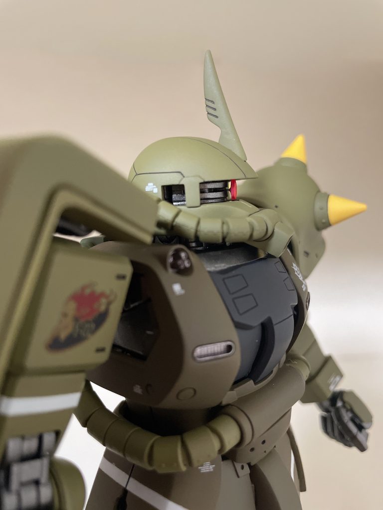 レールをモノアイが移動するところを表現したかったので、モノアイレールを作製しました。本体側の軸とモノアイを虫ピンで繋ぐことで、レールとモノアイが干渉せずに移動できるようにしています。