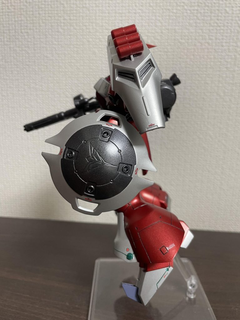 このHGUCヤクト・ドーガ作られた皆さまはお分かりになると思いますがファンネルラックがシールドに干渉してめちゃくちゃ遊びにくいと思います。今回は製作中に取り回しの悪い不便なパーツとして触れた部分を最近勉強しているプラ板スクラッチビルドにて、プラ板を色々試行錯誤して切り貼りを行い製作しました。これによりスタイリッシュかつ取り回しも良くなりました。