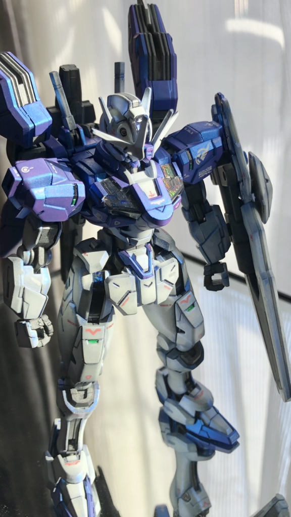 光が強い天然光で撮影。シェルユニットの中を、ホロシールにして筋彫り道具でそれっぽく細工。結果、強い光じゃないとわからない状態に笑写真通さなくても分かりづらいです泣