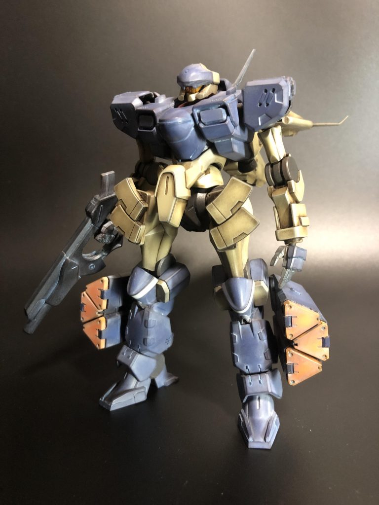 前腕、脛、背部ユニットの追加部分プラ板から作り起こしたのと若干のディテール追加市販品のミサイルポッド手を加えているのはこんな所ですよろしければコメント頂けるとおじさんがとても喜びます(笑)ご覧頂きありがとうございます！