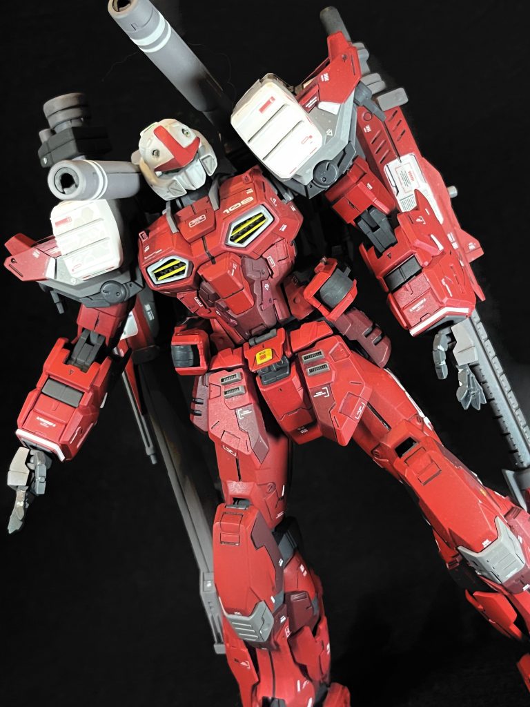 ソウルキャリバー6のキャラクリでも指摘されるのですが形よりも色合いの方が似ているかどうか重要な要素になるらしいですなので全身赤で頭部を白にするだけでもかなりガンキャノンっぽくなるのですが、ワンポイントの黄色を胸と股間に入れることでらしさがより際立ったと思います