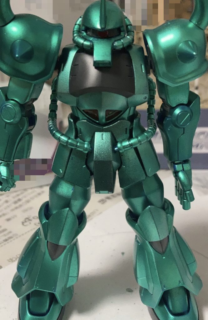 モノアイをメタリックレッドで塗装。組み上がったのでこの後にウェザリングをし、つや消しを吹きました。