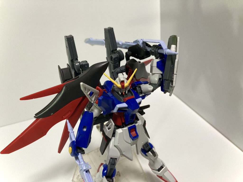 翼に干渉しないようにウェポンラックから抜刀出来ます