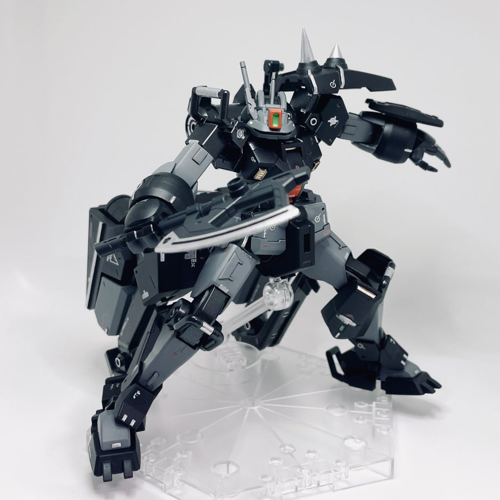 - 装備①「大型アックス」 -普段はバックパックに懸架されており、近距離戦闘時に使用・・・が、本機体の特性上、ほぼ使用されることはないw