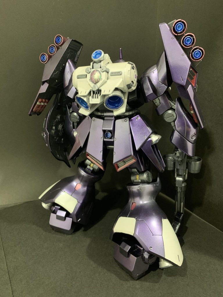 バックショット。肩、ふくらはぎ、踵、バックパックなんかは合わせ目を消しました。バーニア類はシルバー+クリアブルーに統一、膝裏、肘内側のギザギザ?部分をゴールドに、脚部外装やシールドも塗り分けました。