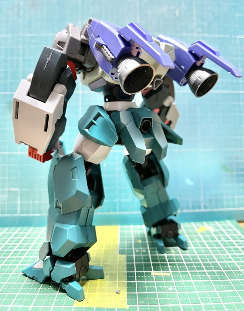 初期時の背面。この段階では、まだ背部ブースターユニットの接続方式が決まって無かったので、仮の状態で取り付けてあります。