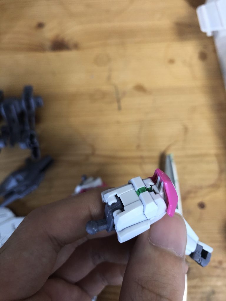 付属デカールのあまり部分で色分けされていない肩部のメタリックグリーンのラインを再現しています。