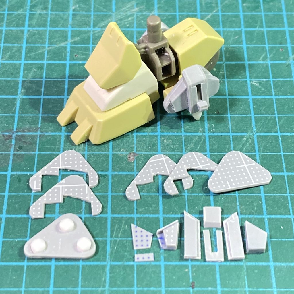 ターンピックは基部の三角をプラ板積層で作成。内側は足の形状に合わせて切り取り、複数面で密着します。ピックが収まるパーツはプラ板箱組みです。