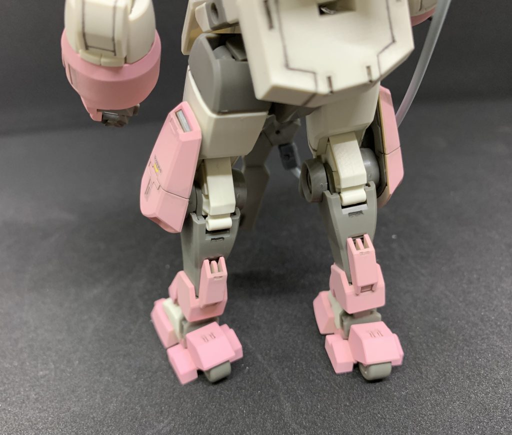 脚のパーツをランナーからカットした後がヤスリかけても白く残ってしまったので、0.6で掘ってデザインっぽくしてみました(ガタガタだからUPでは写せないw)お尻部分も掘ってみました♪̊̈♪̆̈