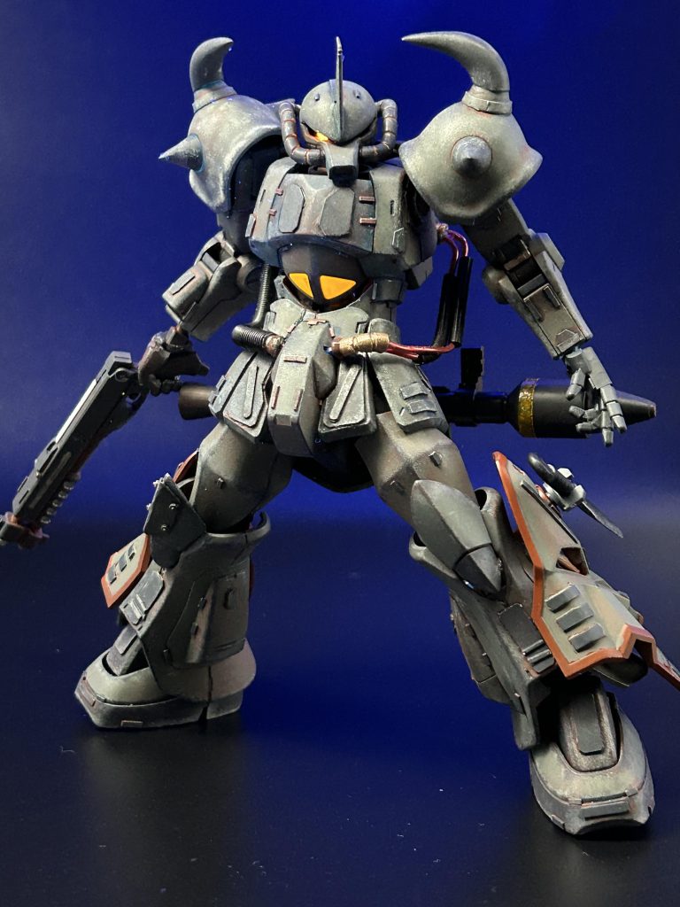 ブラックライト照射でモノアイとコックピットが点灯します❗️