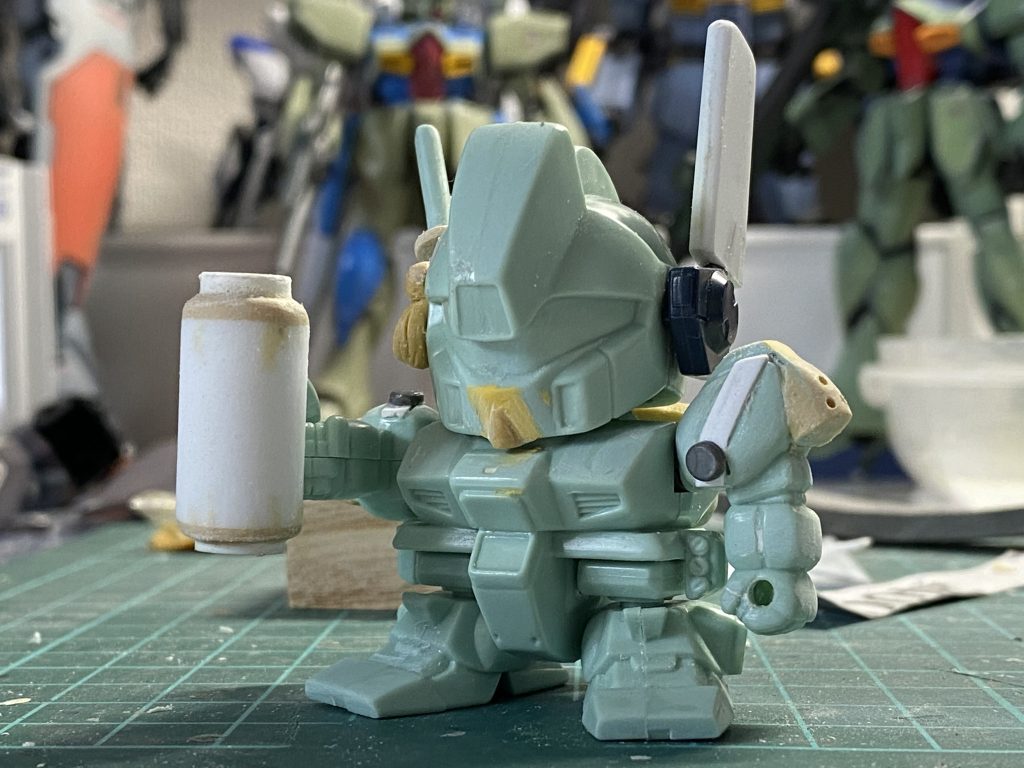 顔は、口元の形状をパテで変えてます。バックパックはディテールを削ぎ落とし、パテで加工。提灯は、太いのと、細いプラパイプを重ねてパテで蓋をしてそれっぽく。左耳のノボリはプラ板。右耳の赤い飾りはパテ。肩はパテと、プラ板で加工。十手はランナーから、それぞれ作ってます。文字は気合で手書きです！