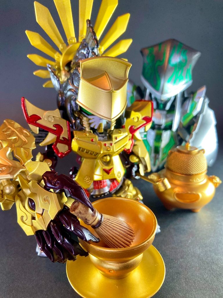 【点茶侘寂掌】(てんさ たじゃくのしょう)茶聖🍵利休ガンダム直伝の御点前で、秀吉手ずからに点てる黄金の一服。一定時間の無敵状態付与などのバフ効能がある。〜〜〜〜〜〜〜〜〜〜〜〜〜〜SDWヒーローズ🏯ムシャワールド設定のオリジナル武将を製作しました。ベースキットは同じ猿🐵繋がりの悟空インパルスガンダムで、こちらを素体にSD戦国伝・武神降臨編の豊臣秀吉頑駄無より特徴的な鎧甲冑パーツを取り入れて造形しました。秀吉が足軽から戦国武将、天下人へと出世して行く事に因んで、演者MSのインパルスガンダムのシルエット換装と重ねる形で三段階出世換装を実装しています。