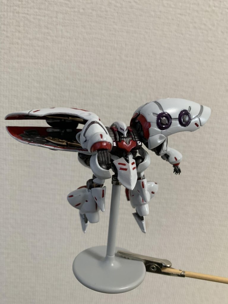 足の位置変え前です。サイドアーマーが本来のデザインと全く変わっているのでちょっと動かすと肩のバインダーに干渉して困りました。