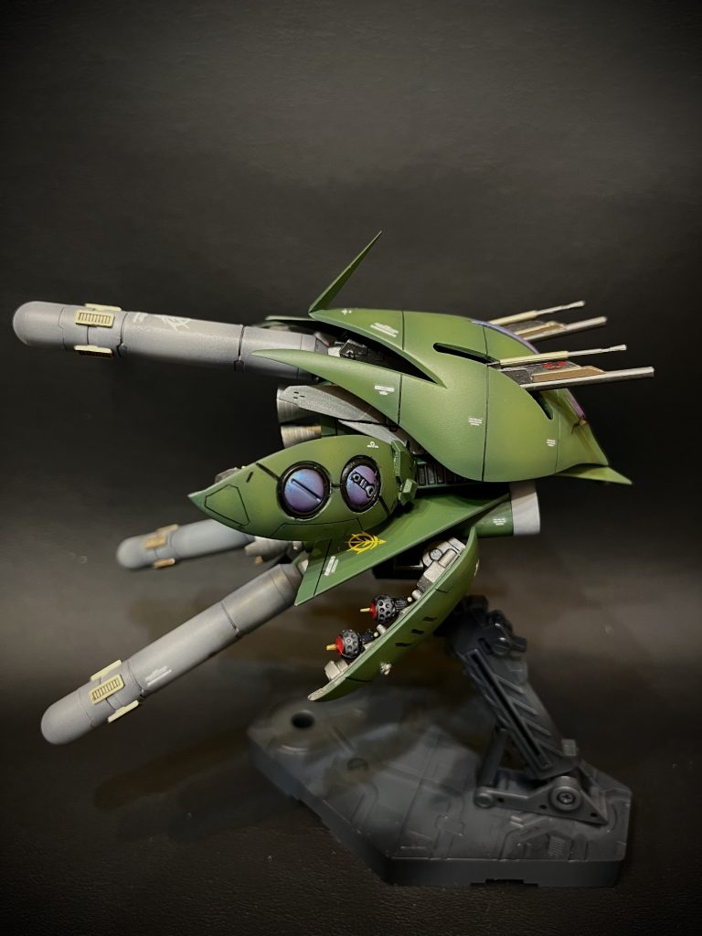 反対側はこんな感じです、青っぽいところはガイアの偏光塗料チェリーピンクブルーを使ってみました、サイコミュのセンサー的ななにかのつもりなんで怪しい色で笑