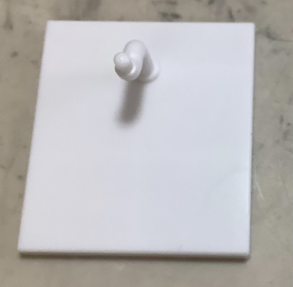 最後は専用台座。下の板と支える部分の2パーツ構成。一応台座無しでも頑張れば自立しますが、このキット自体が可動モデルでは無いので、この台座があった方がいい気がします。