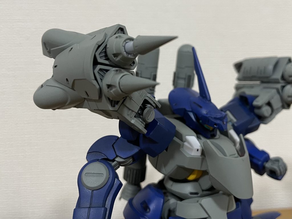 上のトゲは小型ハープーンミサイルとなってます。射出可能。MSビルダーズパーツのスパイクを使ってます。