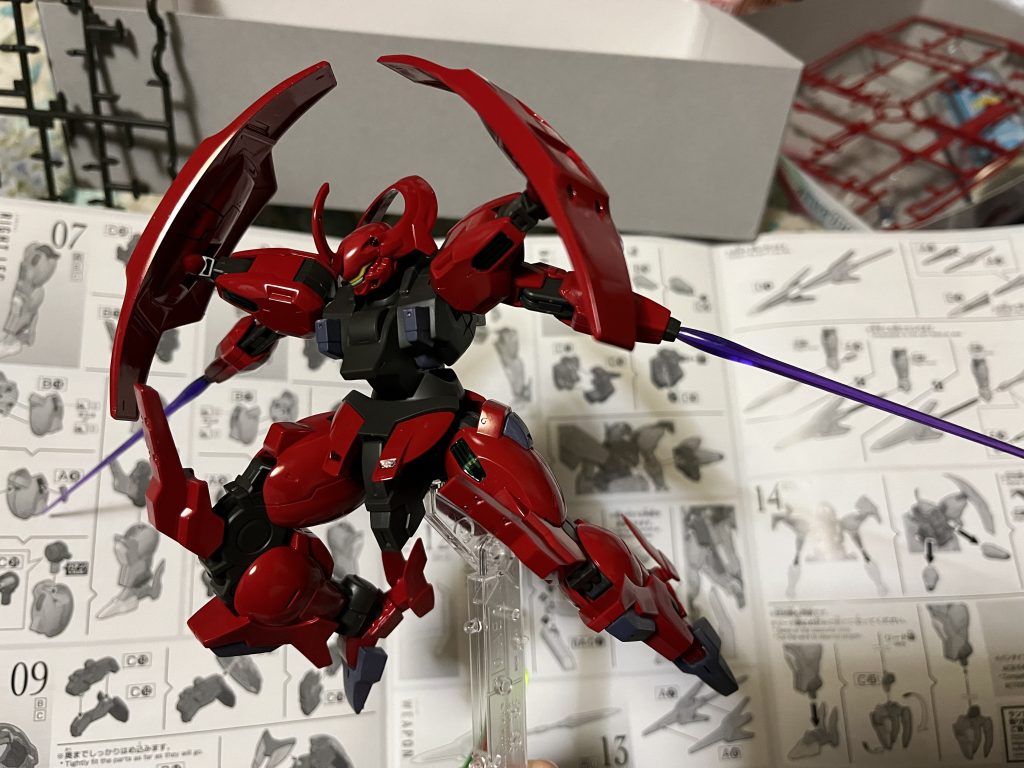 白いパーツはガンダムマーカーのメカグレーで塗りました〜