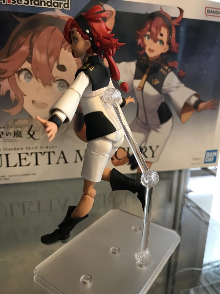 髪の毛や服のシワの情報量を増やす為リアルタッチマーカーとアイシャドウを使いました