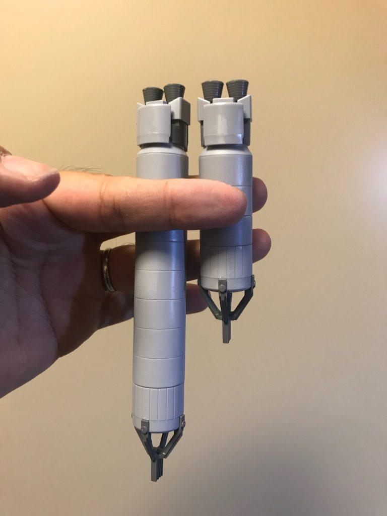 プロペラントタンクは多重装備にロング4本はくどかったので、2本はショートにしてシルエットを収まり良くしました。