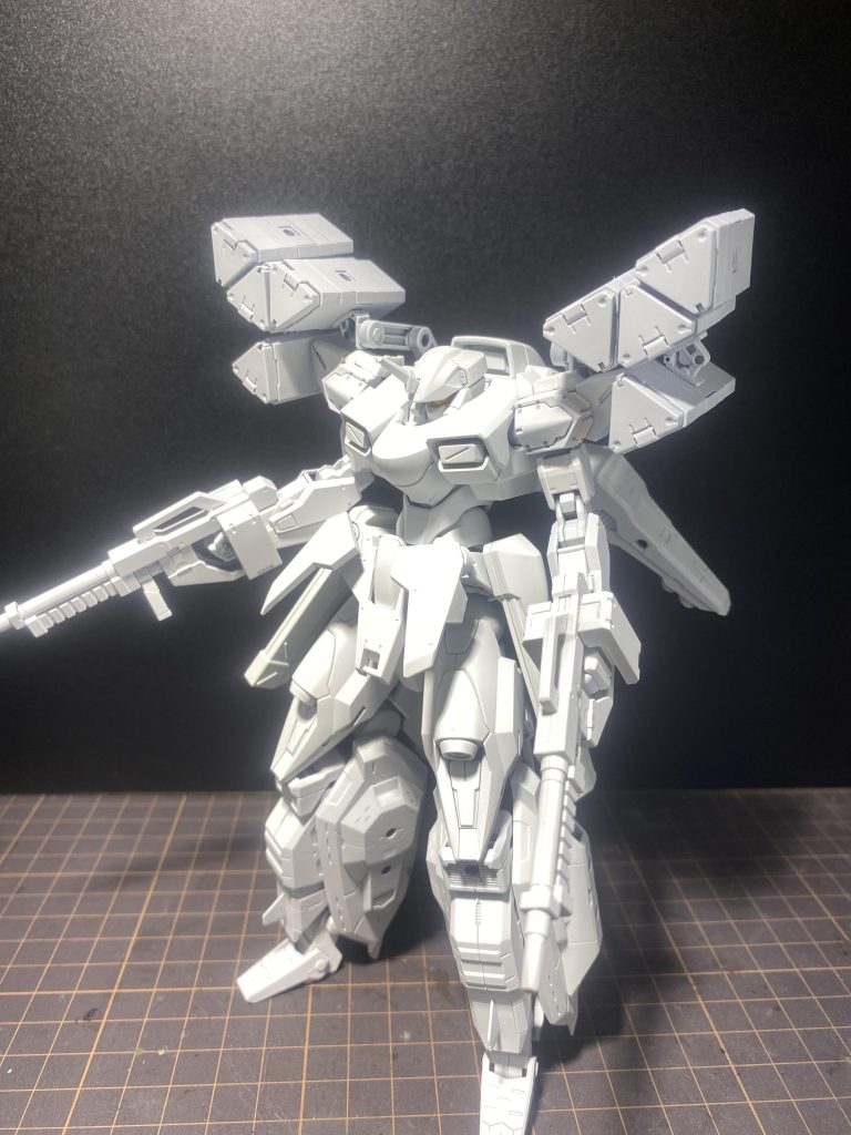 おおよその形が出来たのでサフこのカラーリングでもありだったかもしれない。